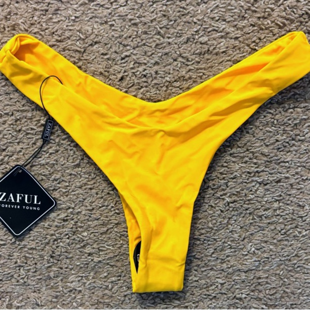 Zaful NWT Woman’s Sm Sunshine Yellow Cheeky Style Bikini Bottoms Never Worn